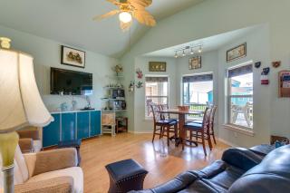 Ocean Views and Walk to Shore Crystal Beach Home! - Crystal Beach - 6