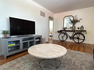 Home Sweet Idahome, feels like home with all the decor you wish you could afford King bed in master, fully fenced dog friendly yard, a few blocks from BSU and downtown Boise, Your perfect stay! - Boise - 1