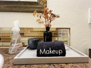 Home Sweet Idahome, feels like home with all the decor you wish you could afford King bed in master, fully fenced dog friendly yard, a few blocks from BSU and downtown Boise, Your perfect stay! - Boise - 9