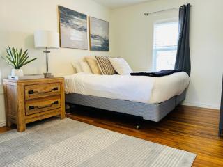 Home Sweet Idahome, feels like home with all the decor you wish you could afford King bed in master, fully fenced dog friendly yard, a few blocks from BSU and downtown Boise, Your perfect stay! - Boise - 6