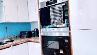 Family friendly spacious 4bedroom house in Bagshot with EV Charger - 4