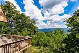 3BR cabin w scenic deck and pet-friendly - 7