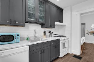 Modern European 1BR near DT-Historic St - 3