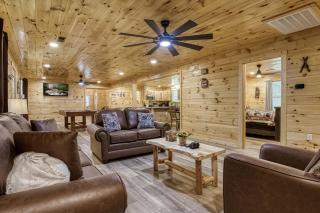 Hidden Creek, Pool Table, Hot Tub, 1089 FREE tickets each paid day, Dollywood and More - Gatlinburg - 2