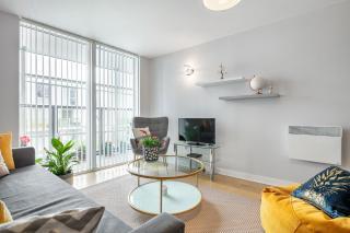 Stunning Apartment with Underground parking! - London - 8