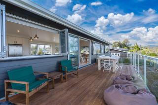 Lake and Mountain Views - Taupo - 3