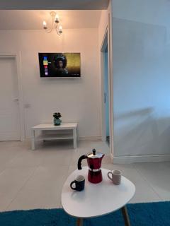 Central Bright Apartment with Self Checkin - 1