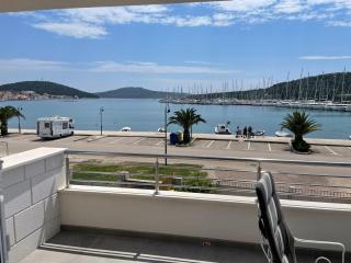 Seafront apt with terrace 4 bedrooms and mooring - Rogoznica - 0