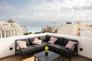 Entire Luxury Sliema Townhouse Steps from Beach - Sliema - 0