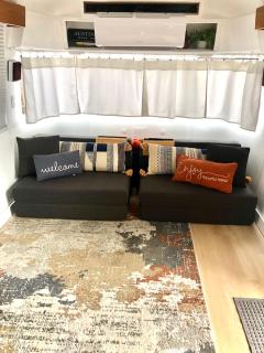 The Steel Magnolia Airstream - Cabins At Rim Rock - 9