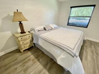 2400 heated sqft Centrally located majestic house with king beds - Gainesville - 4