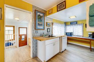 Beachfront Cottage on Seaside Promenade with Hot Tub - Seaside - 6