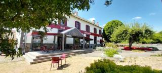 Logis hôtels Auberge du Château - Saint-Rémy-de-Blot - 0