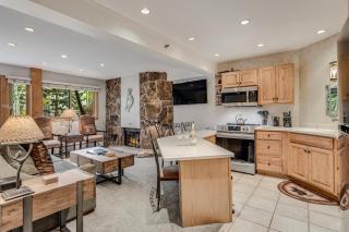 Laurelwood Condominiums 303 - 4