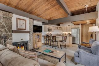 Laurelwood Condominiums 311 - 5