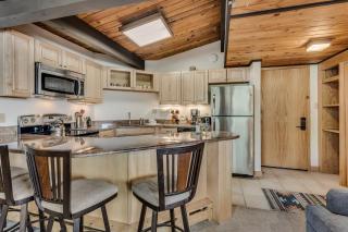 Laurelwood Condominiums 311 - 4