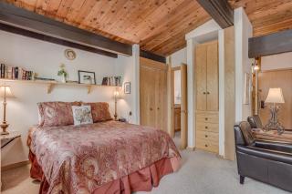 Laurelwood Condominiums 208 - 3