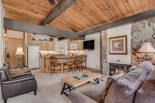 Laurelwood Condominiums 208 - 1