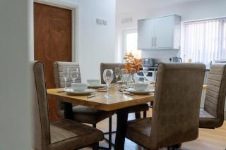 Heartland House, 7 Spacious Bedrooms Sleeps 4 plus, near NEC, JLR,BHX - 1