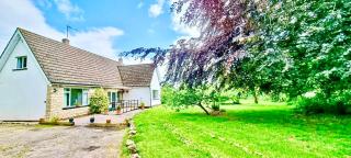 THREE BEDROOM Rural, relaxing and peaceful,DOGS welcome! With Cymru Holidays - Abergavenny - 0
