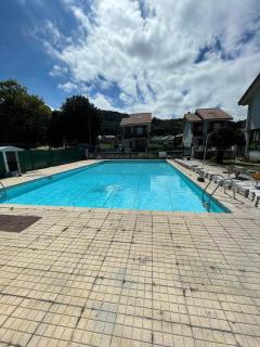 Chalet en urbanización con piscina - 9