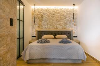 Black Rocks Luxury Seafront Beach Suite - Agios Gordios - 1