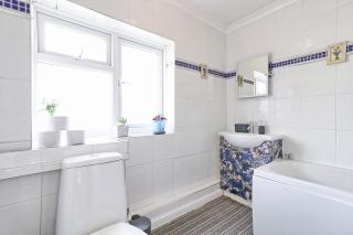 Elegant 3 Bedroom House in Basildon - Essex Free Parking & Superfast Wifi, upto 6 Guests - Basildon - 6