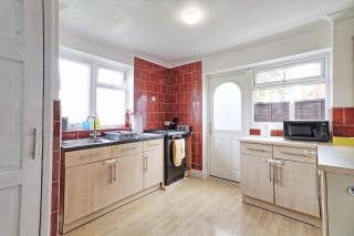 Elegant 3 Bedroom House in Basildon - Essex Free Parking & Superfast Wifi, upto 6 Guests - 1