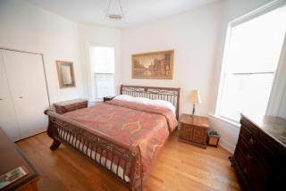 Stone Mansion Sleeps 10-20 Free TV & Parking - Chicago - 1