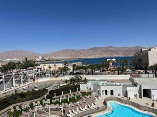 דירת סטודיו יוקרתית עם נוף לים ובריכה מחוממת דקה מהחוף - 1