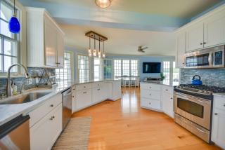 Bayfront White Stone Escape with Private Beach! - White Stone - 1