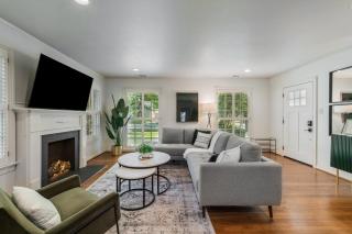 Sunset House - Luxury Pool and Hot Tub Retreat - Dallas - 2