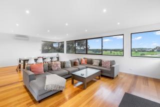 5 Bedroom House - Sleeps 11 - Golf Course Views - Free Parking - Free WIFI - 2