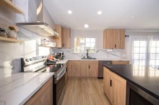 Entire house - 4 Bedroom & 2 Bath, 5 Min to Beach - 5