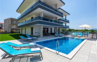 Awesome Apartment In Malinska - 9