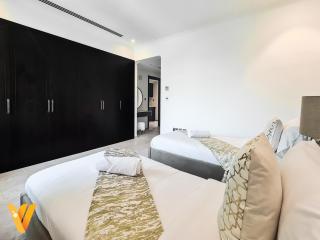 Luxury 3BR Private Villa and Elaborate Gardens - Dubai - 6