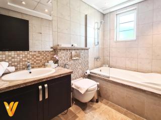 Luxury 3BR Private Villa and Elaborate Gardens - Dubai - 5