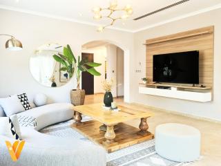 Luxury 3BR Private Villa and Elaborate Gardens - Dubai - 0