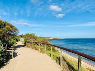 Bay Rd Kids & Pet Friendly Free Parking - Cheltenham - 1