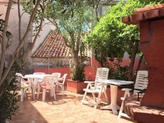 Spektar - Three-bedroom House with Grill in City Center - 0