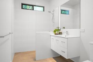 Light Filled Modern Specious Home, Pet friendly in a beautiful area of Byron Bay, short stroll to town - 3