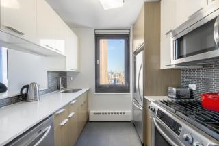 Tribeca 2BR w Pool Bike Room Gym nr WTC NYC-400 - 4