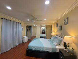 Huntington Beach adorable 2 bedrooms, 2 bathrooms - Huntington Beach - 3