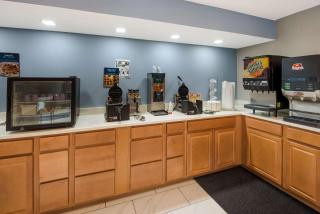 Clarion Pointe Indianapolis Northeast - Castleton - 3