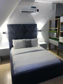 Loft Studio Unit in Lekki phase 1 - 2 ACs, Kitchen, Closet & Ironing room, Netflix, WI-FI, Bath tub 1 - 5