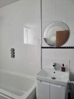 The Hut Wales - A Sea Front Inn - Holyhead - 4