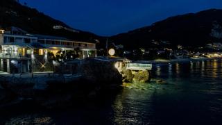 Black Rocks Family, Luxury Seafront Beach Maisonette - 9