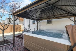Parma Home w/ Hot Tub and Arcade room! - Parma - 0