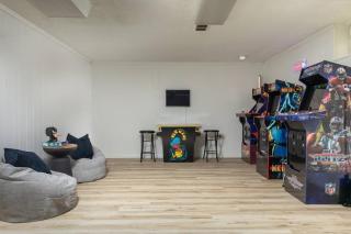 Parma Home w/ Hot Tub and Arcade room! - 6