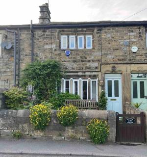 17th Century Cottage with Hidden Garden - Steeton - 0